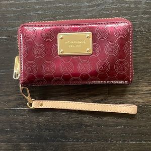 ❤️Michael Kors Wristlet in Wine
